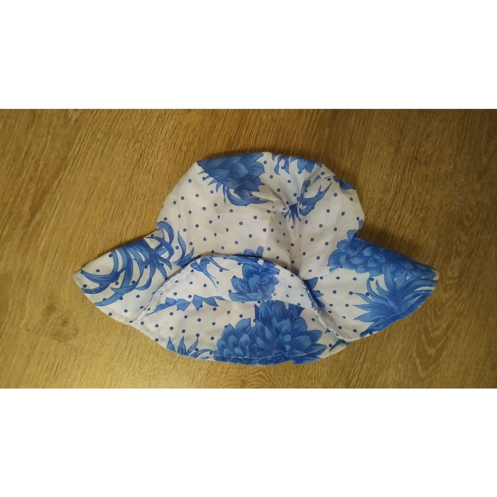 Hat Women's Blue EUC Floral and polka dot print